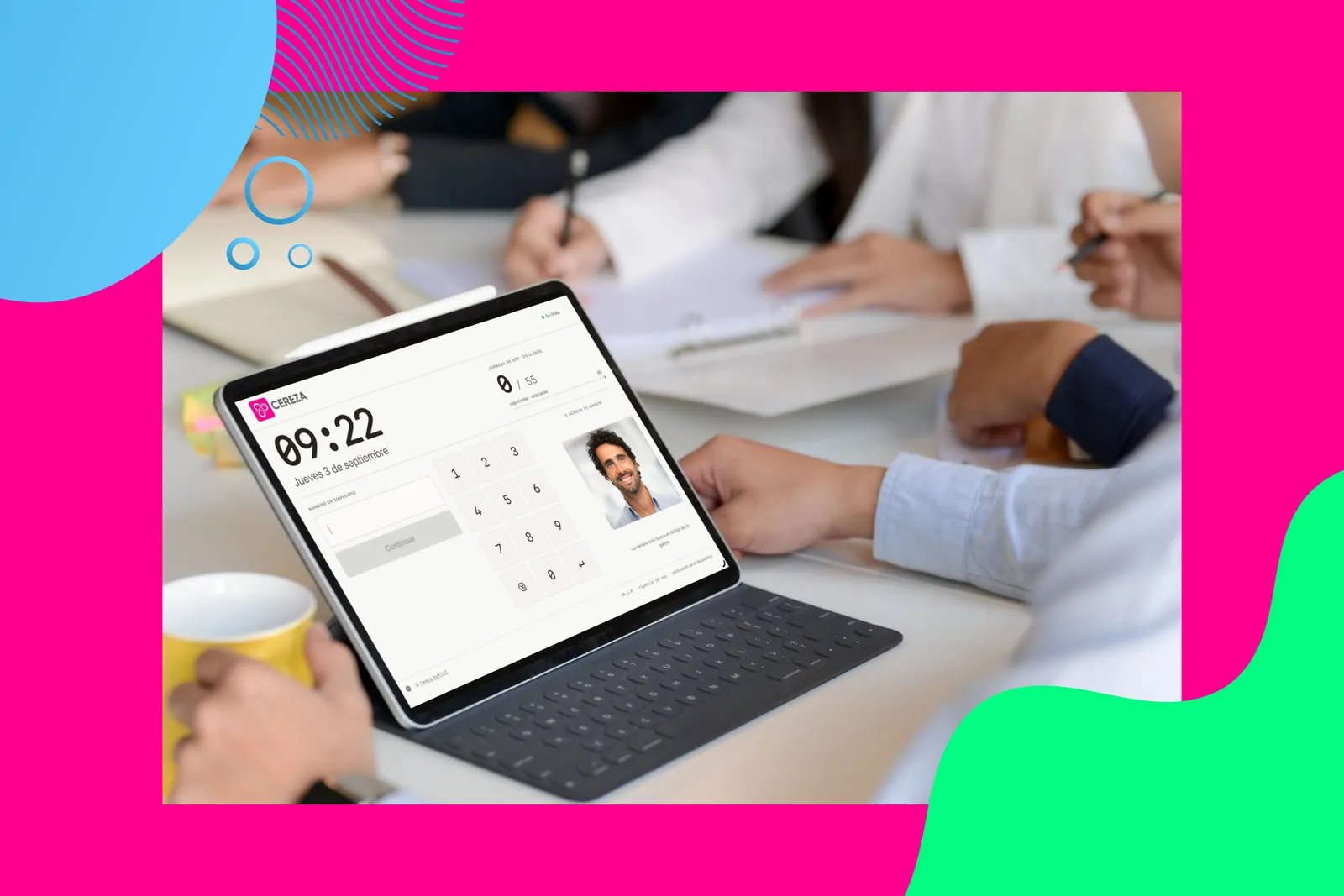Kiosco checador en tableta de Cereza: reloj, teclado numérico para el PIN y foto del colaborador